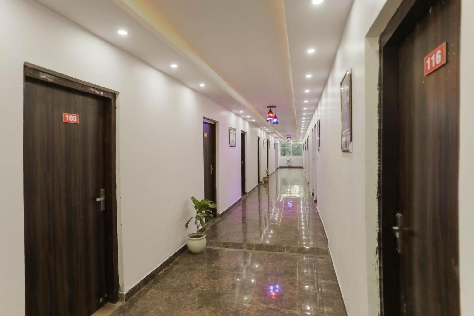Hotel O Red Velvet Rooms & Banquet Faridabad Εξωτερικό φωτογραφία
